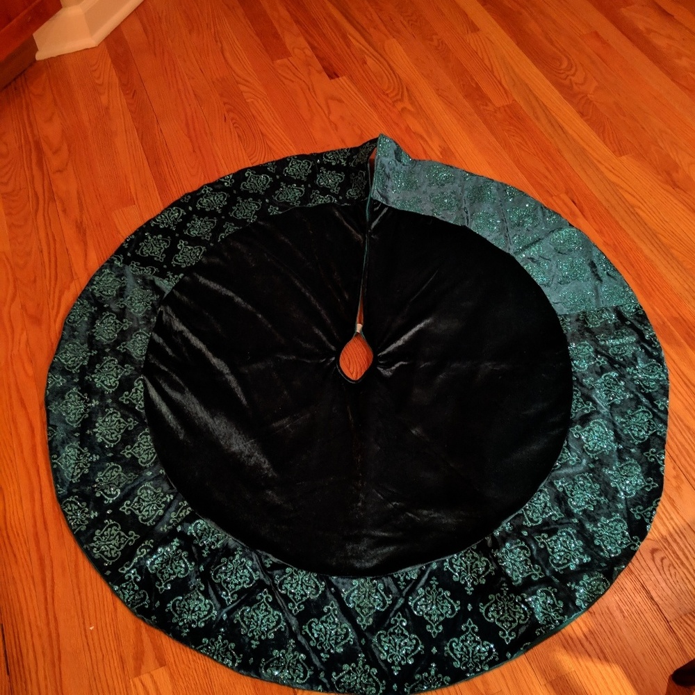 Beautiful teal Christmas tree skirt